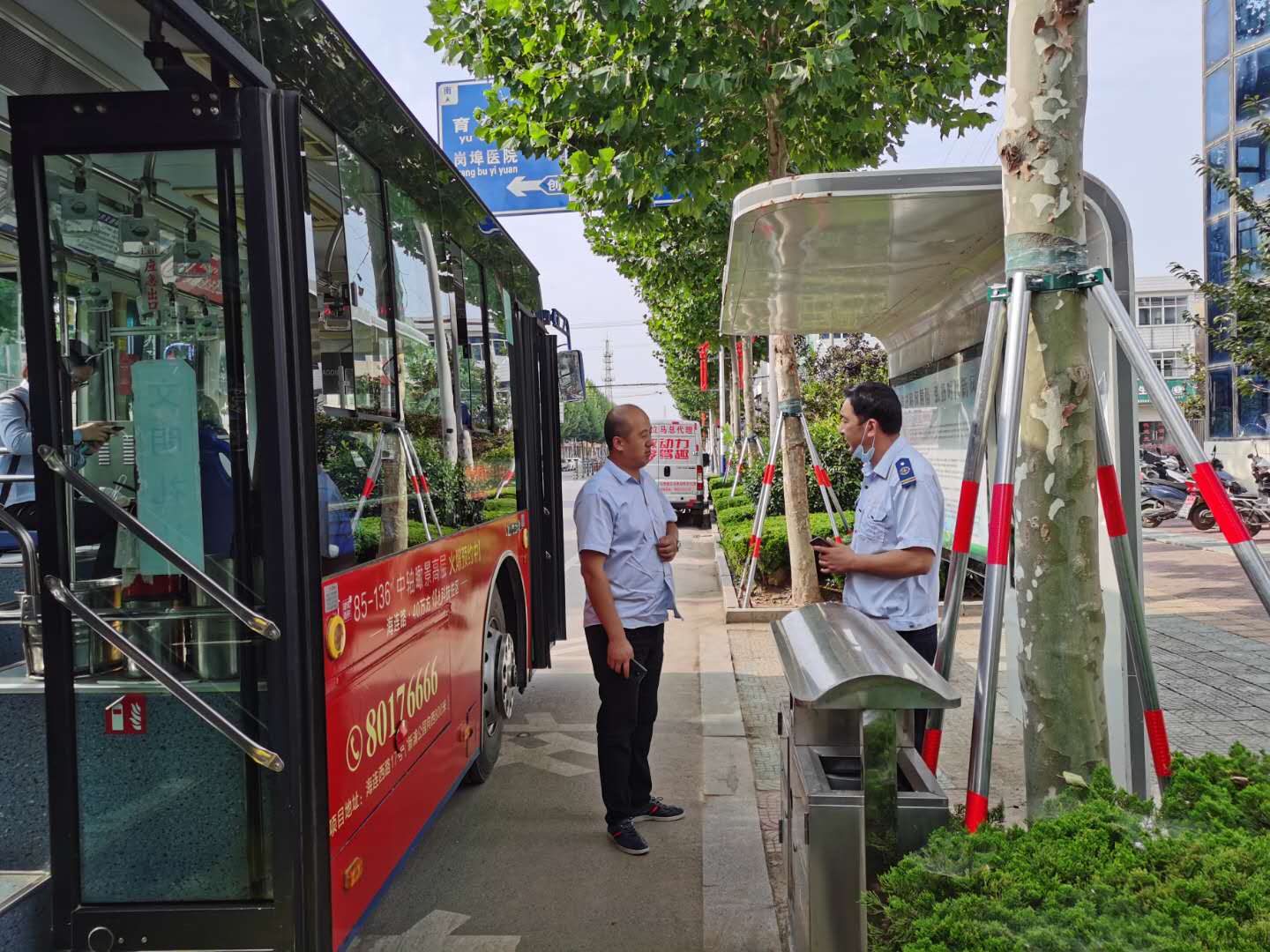 戰(zhàn)高溫，斗酷暑，公交人前行永不停止